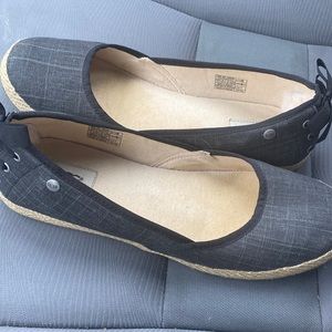 Ugg Women’s Indah flat size 11